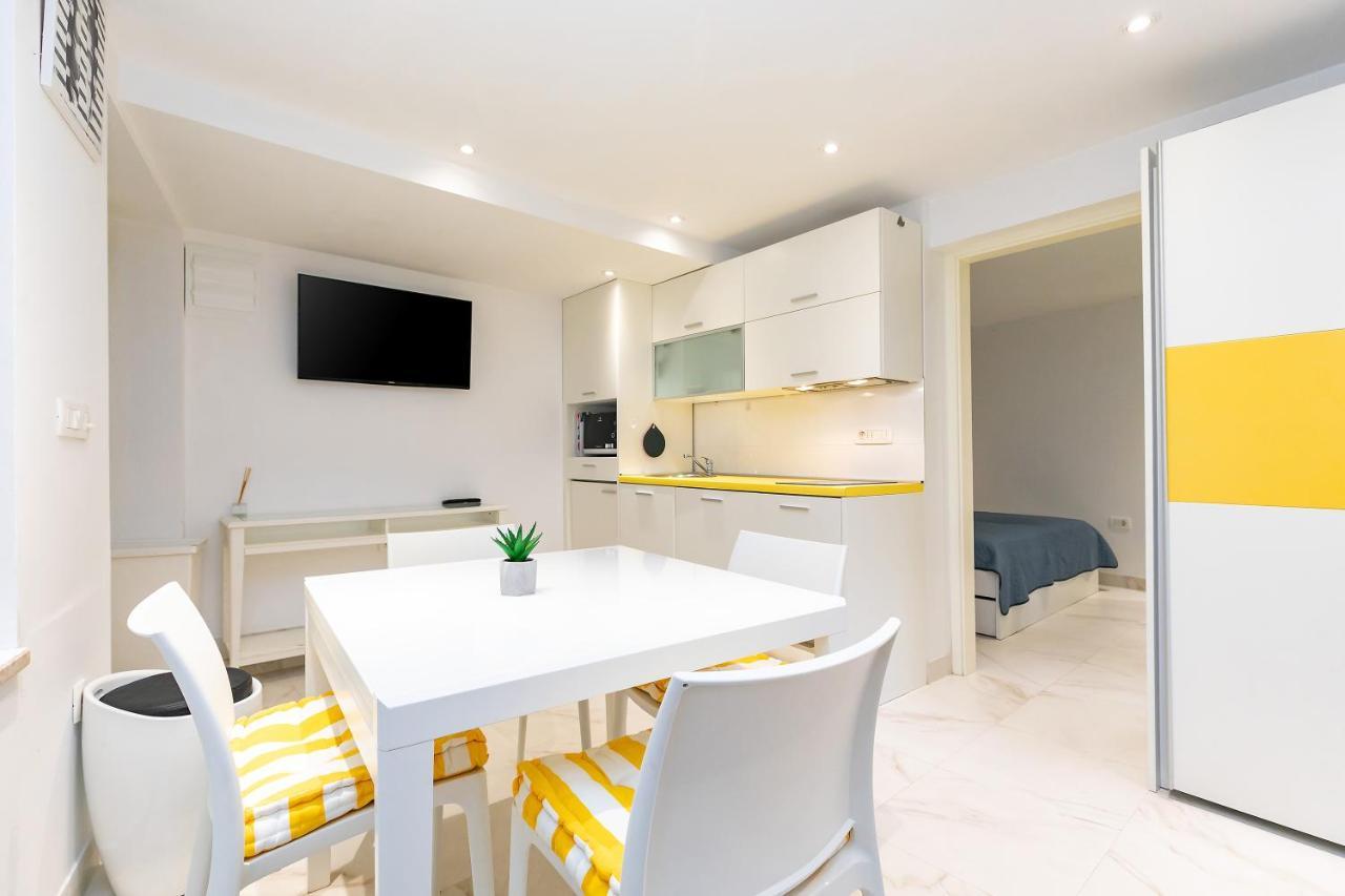 Apartment In The Heart Of Carera Street Rovinj Exterior photo